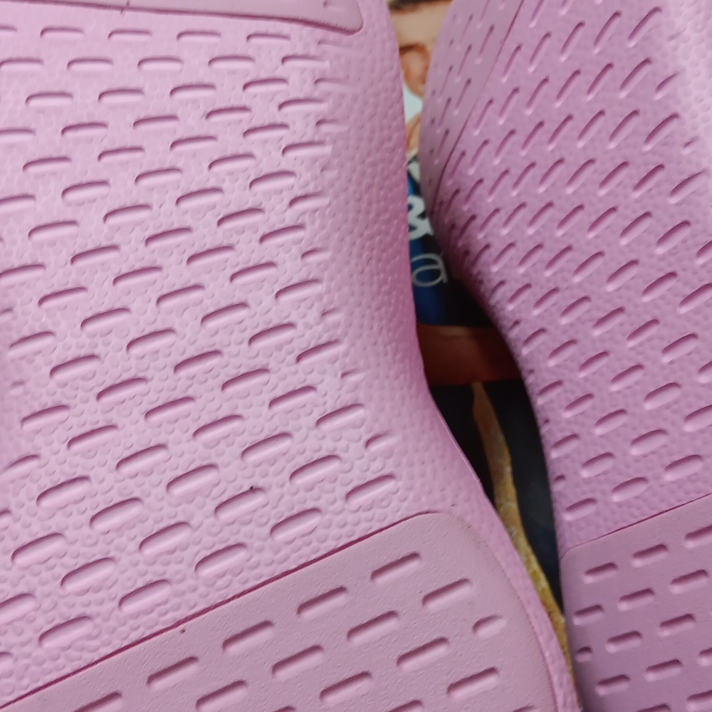 All birds slip on sneaker 10.5 wide. - Picture 3 of 4